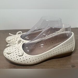 Cliffs By White Mountain Womans White Slip On‎ Flats Shoe With Bows W 7.